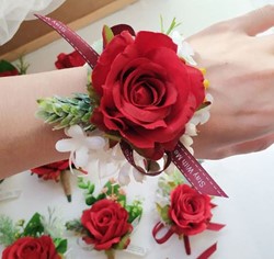 Luxe POLSCorsage van zijdebloemen Rood/groen Schitterende kwaliteit  passend bij 023158