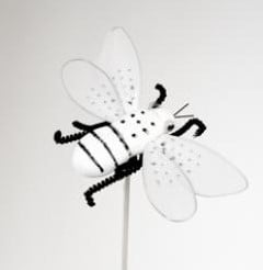 Actie Bijsteker vliegende Bij 10cm. Wit op L s Bijsteker vliegende Bij 1