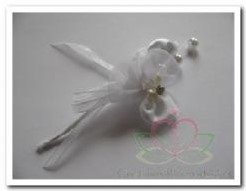 Satijnbloemen corsage -strass en parels WIT/ 2st Satijnbloemen c