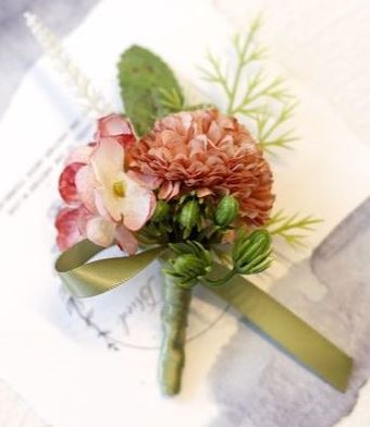 Luxe Corsage, corsage Roodbruin, groen met besjes no24 Schitterende kwaliteit Boutonnière op pinclip met speld