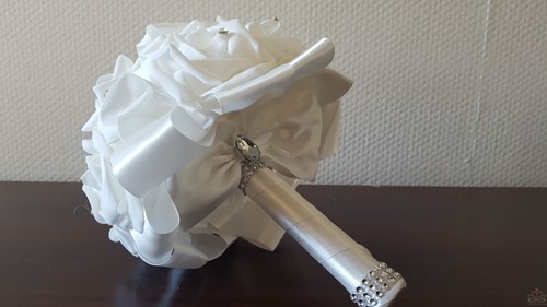 Bruidsmeisjesboeket foamrozen Roomwit +WITmet Strass Volledig afgewerkt handgemaakt