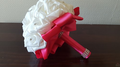 Bruidsboeket foamrozen Roomwit + FUCHSIA met Strass Volledig afgewerkt
