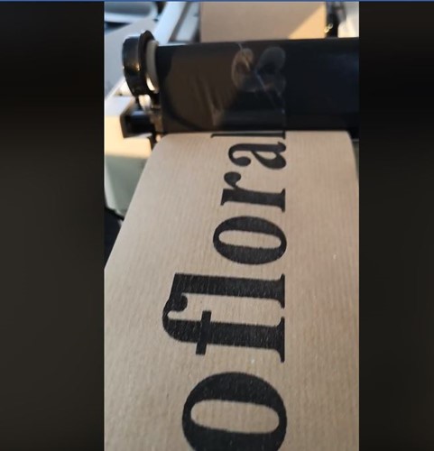 Ecolint Bedrukt Kraftpapier lint 100 mm zwart opdruk +/-100cm. Milieuvriendelijk (rouw)lint