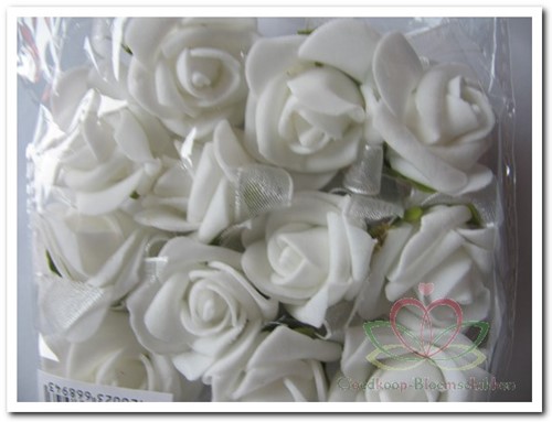 Mini foam roos 2 cm. Wit zelfklevend / pak Mini foam roos