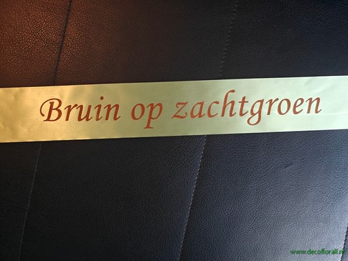 Zachtgroen Lint 45 mm met Bruin opdruk +/- 50cm. - Eigen tekst opgeven in het veld opmerkingen aan het eind van de bestelling Bedrukt lint
