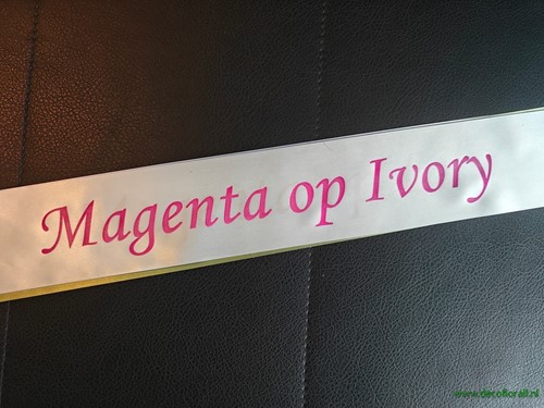 Ivory Lint 45 mm met Magenta opdruk +/- 50cm. - Eigen tekst opgeven in het veld opmerkingen aan het eind van de bestelling Bedrukt lint