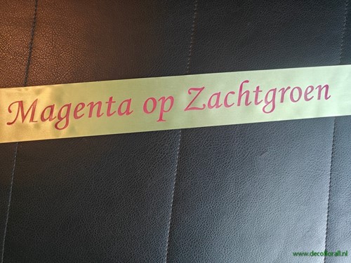 Zachtgroen Lint 45 mm met Magenta opdruk +/- 50cm. - Eigen tekst opgeven in het veld opmerkingen aan het eind van de bestelling Bedrukt lint