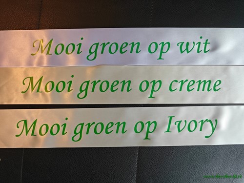 Wit Lint 45 mm met groene opdruk +/- 50cm. - Eigen tekst opgeven in het veld opmerkingen aan het eind van de bestelling Bedrukt lint