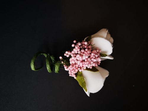 Corsage Simply Witte roosjes met roze fieldberrie Kindercorsage Maatwerk corsage