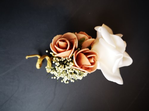 Corsage Roos Lieke Zalm Cava creme zand Maatwerk corsage