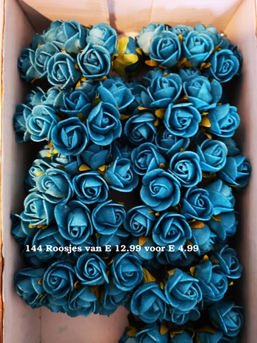 Actie Mini foam roos 2 cm. Blauw Azuro/ doos144 van E 12.99 voor E 4.99 Mini foam roos
