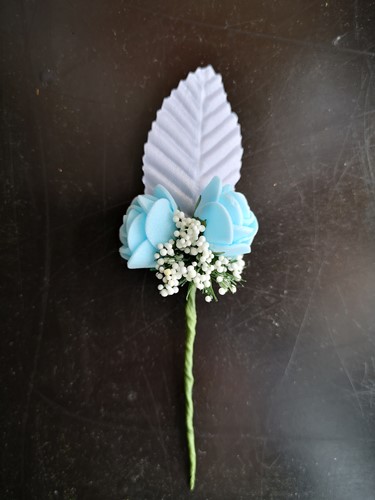 Corsage Simply Zachtblauw / Aqua en Wit blaadje Maatwerk corsage