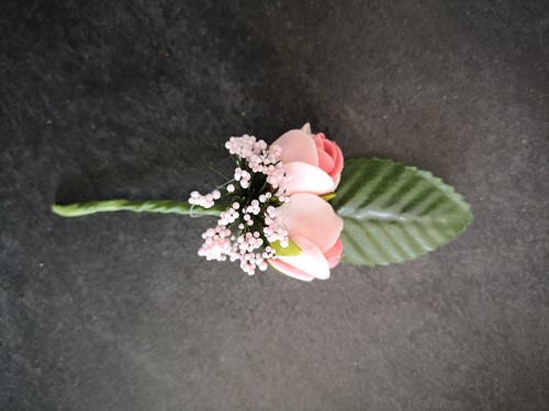 Corsage Simply Pink roze en blaadje Maatwerk corsage