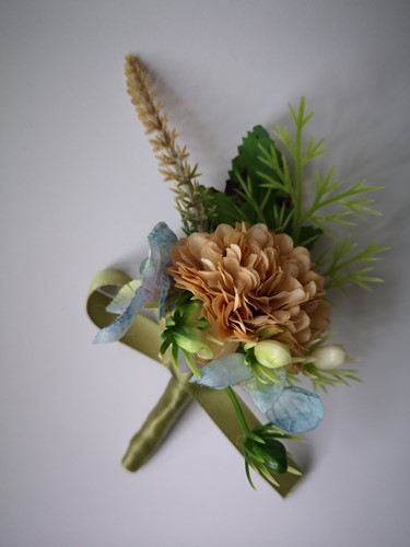 Luxe Corsage, corsage Coffee met blauw, groen met besjes no23 Schitterende kwaliteit Boutonnière op pinclip met speld
