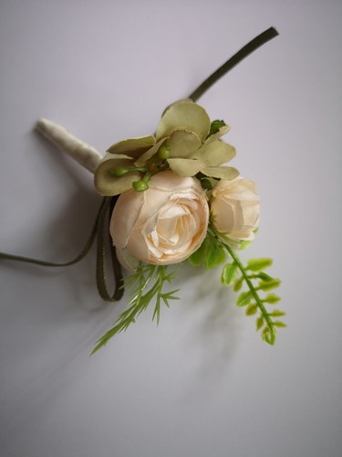 Luxe Corsage, corsage Champagne Ranonkels, groen met besjes no3 Schitterende kwaliteit Boutonnière op pinclip met speld