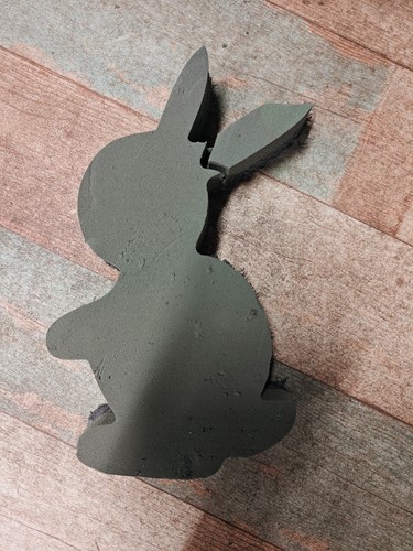 Oasis Mini Rabbit Konijn Haasje steekschuimvorm OPZIJ met kleine manco aan oor Oasis Mini Rabbit