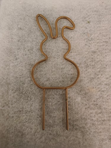 Metalen frame Haas haasje hangend oor op steker 10 cm Goud OP=OP Steker Metal bunny pick eenmalig artikel