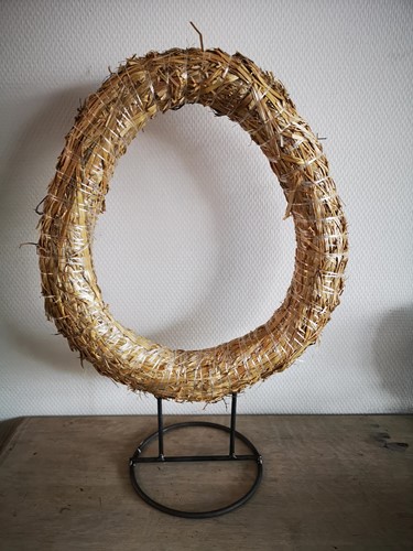 Eikrans Stro +/- 43-45cm hoog. Zonder standaard!
